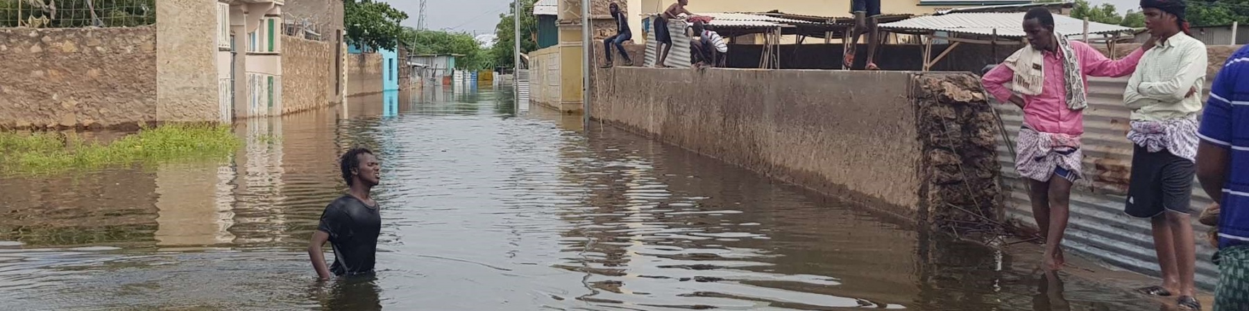 Ragazzo somalo cammina in strada completamente allegata