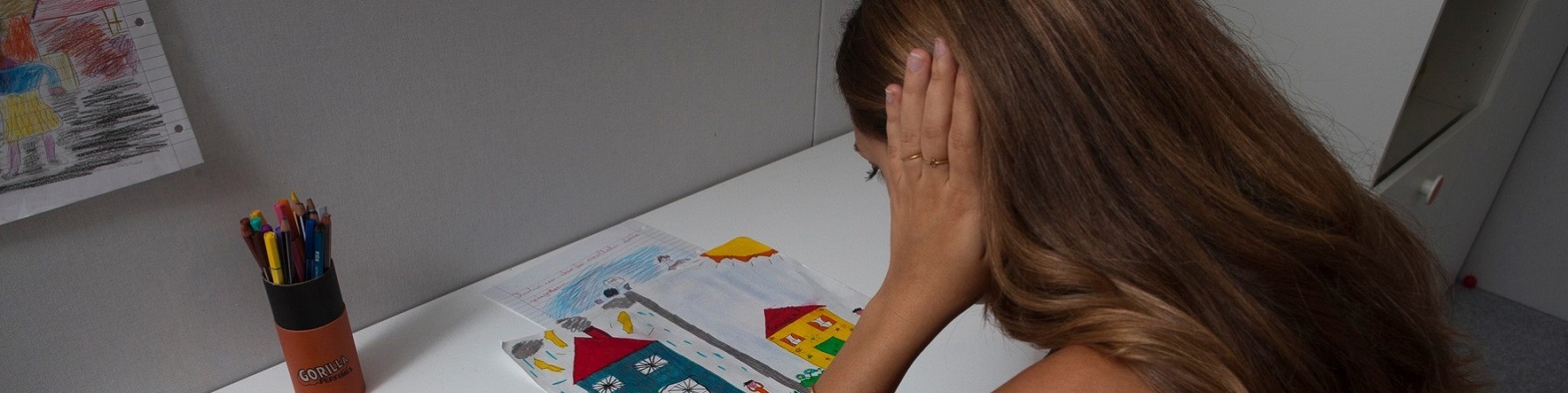 Bambina bionda di spalle si copre le orecchie Bambina bionda di spalle