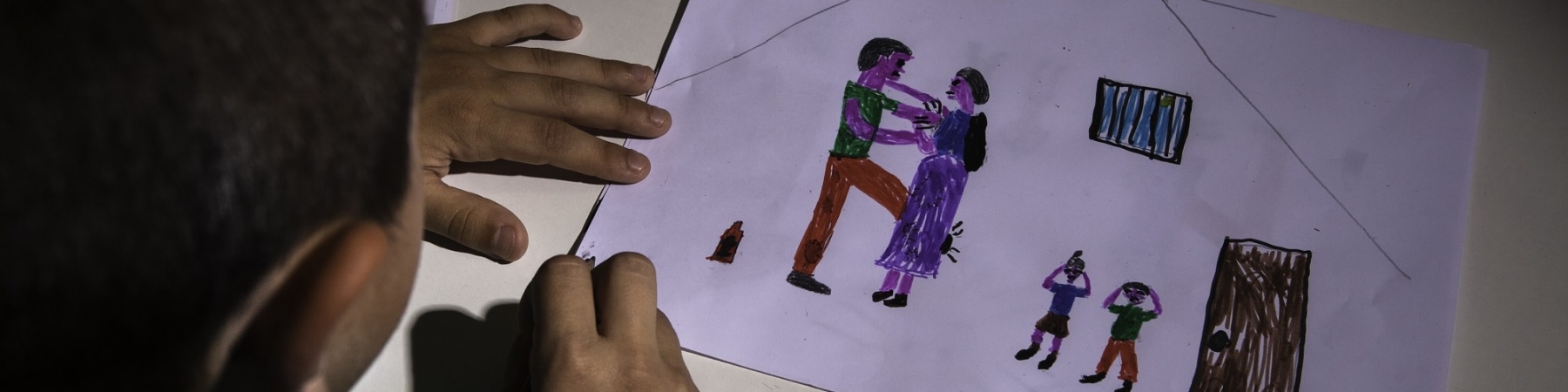 bambino disegna un episodio di violenza assistita in casa