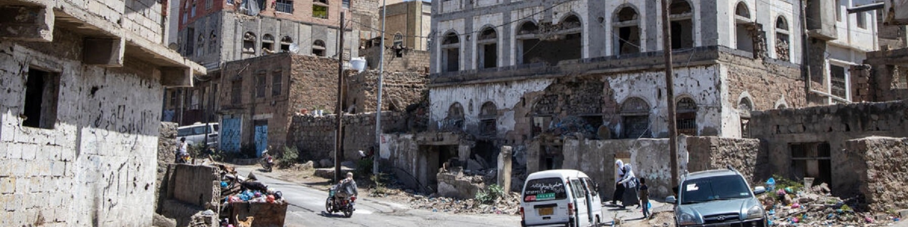 strada con palazzi distrutti a Taiz in Yemen