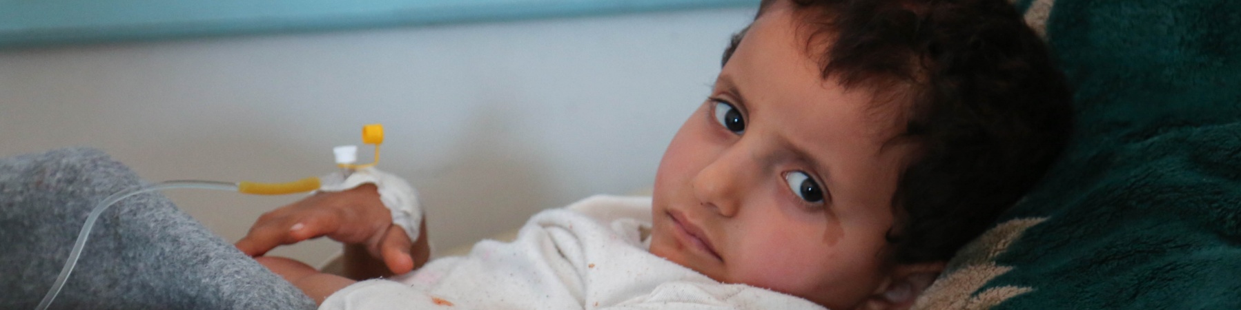 Un bambino in cura per il colera, epidemia che sta colpendo lo Yemen