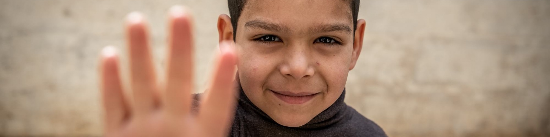 bambino con mano aperta in primo piano