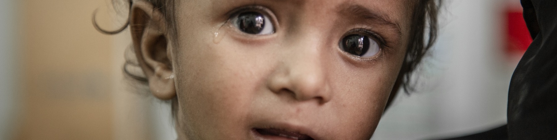 Primo piano bambino yemenita che piange