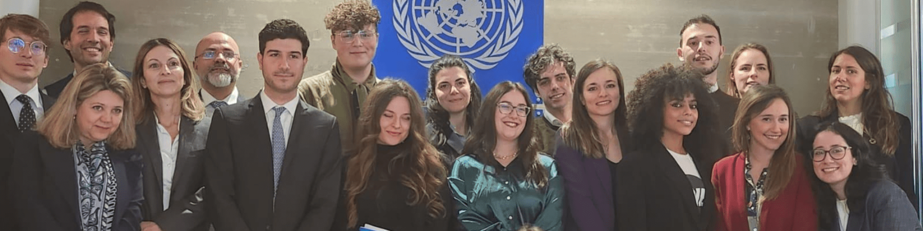 giovani attivisti per l'ambiente in posa con alle spalle logo UNDP 