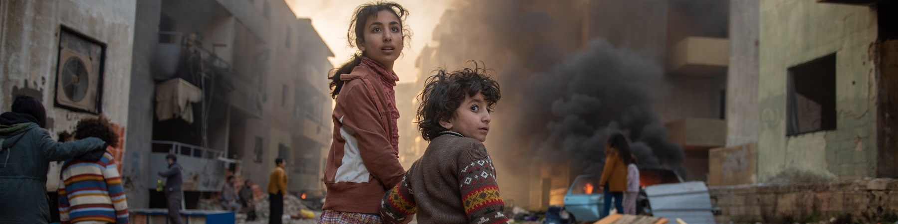 bambina e bambino in un contesto di guerra