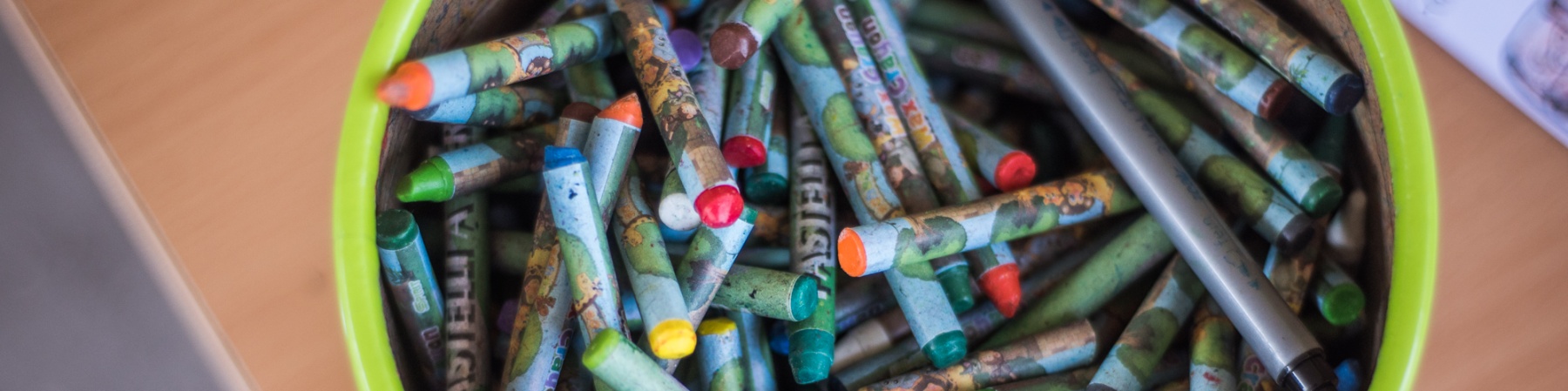 Ciotola con matite e penne colorate