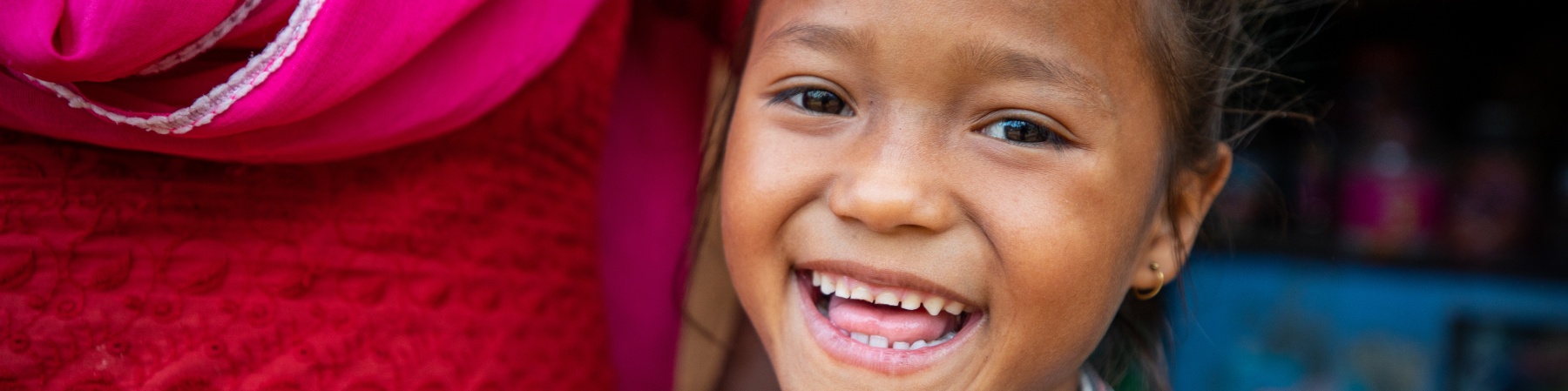 Bambina nepalese sorridente