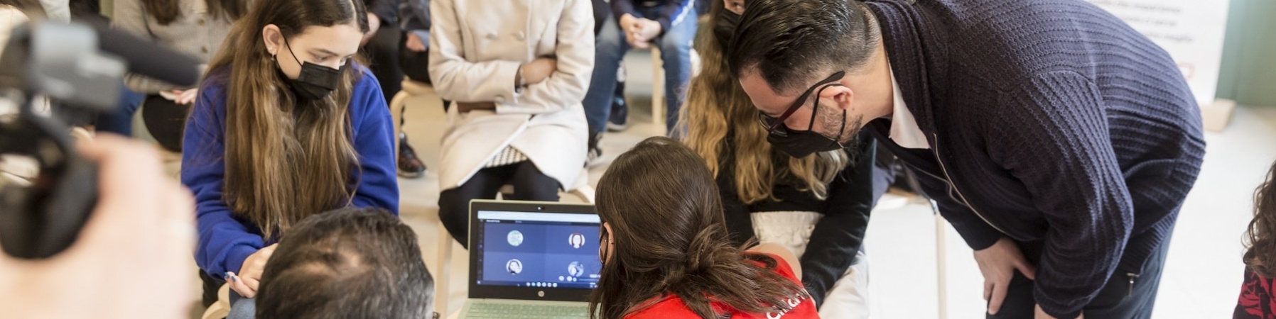 gruppo di ragazzi che lavora al progetto connessioni digitali attorno ad un computer