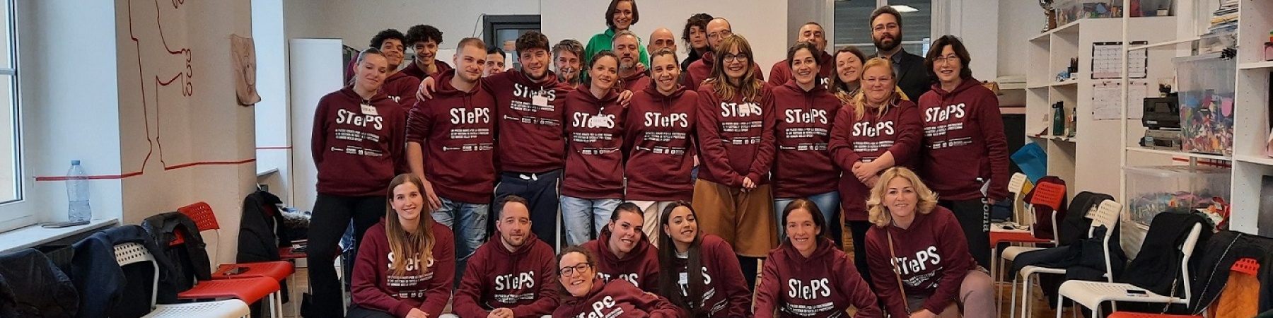 Foto di gruppo di ragazzi e ragazze del progetto STePS