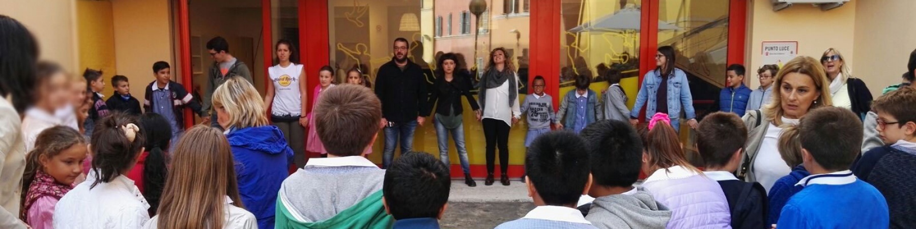 Gruppo di ragazzi e ragazze davanti al Punto Luce di Ancona