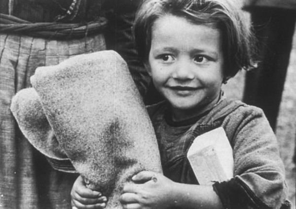 Foto in bianco e nero di un bambino supportato da Save the Children nel 1940