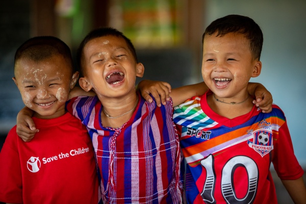 bambini del Myanmar si abbracciano e ridono felici