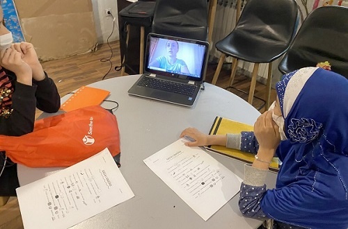 Attività di apprendimento a distanza. Ragazze in Bosnia seguono una lezione a distanza