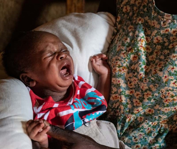 bambino che piange durante l'emergenza Ebola in congo