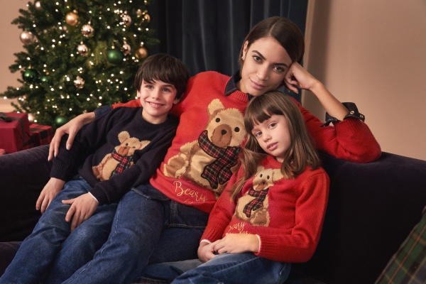 Christmas Jumper Day, Elodie e due bambini con il loro maglione natalizio