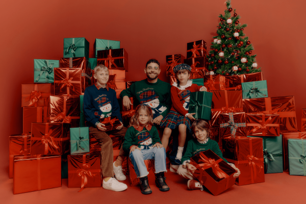Rocco Hunt con bambini e maglione natalizio OVS