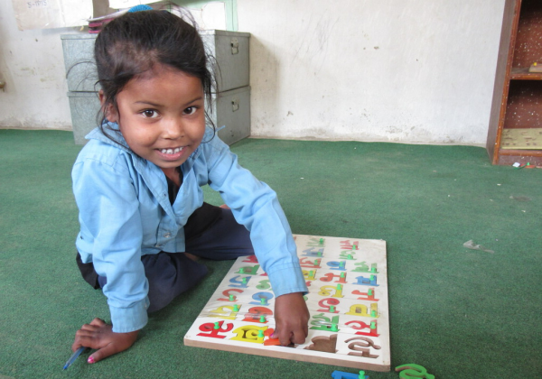 Una foto di Saloni mentre gioca con le lettere dell'alfabeto.