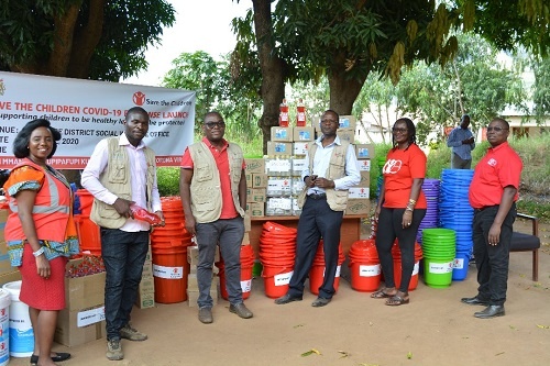 Gli operatori e lo staff di Save the Children in Malawi Gli operatori e lo staff di Save the Children in Malawi