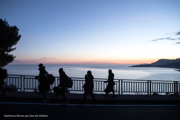 foto in controluce dove si vedono le sagome di 4 ragazzi che camminano