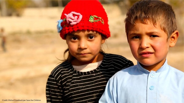 un bambino e una bambina afghani 