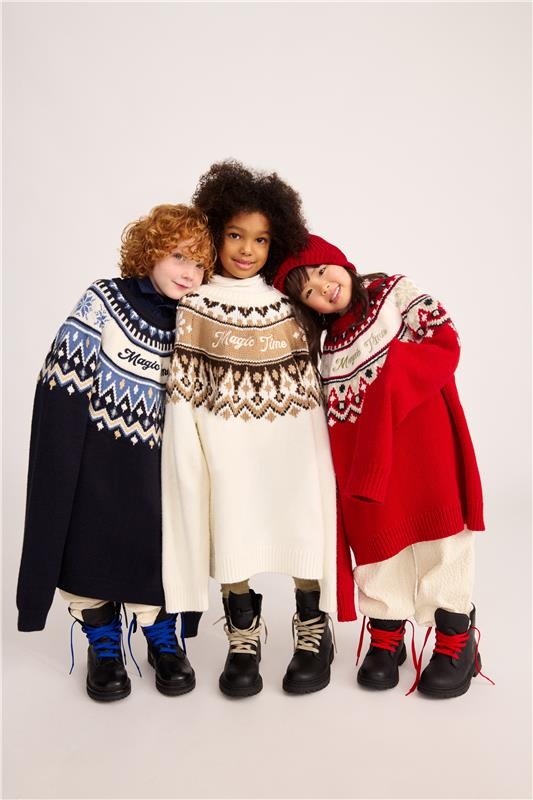 Bambini con maglioni natalizi