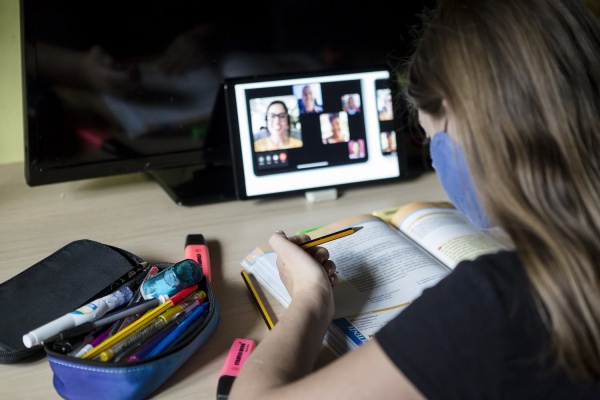 Una bambina ha ricevuto il tablet per seguire la didattica a distanza durante il lockdown per il Coronavirus