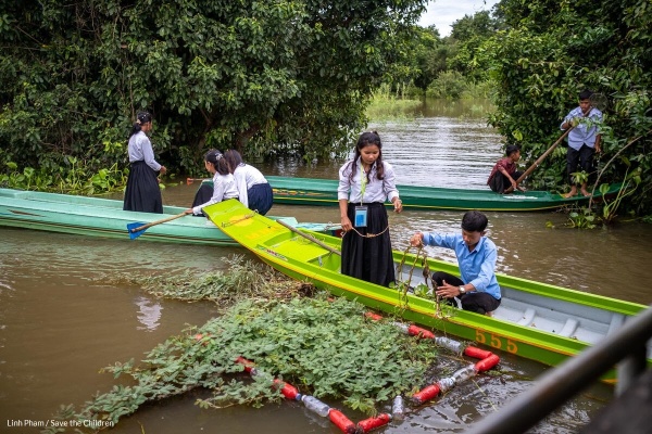 bambini in Cambogia sulle barche in un fiume