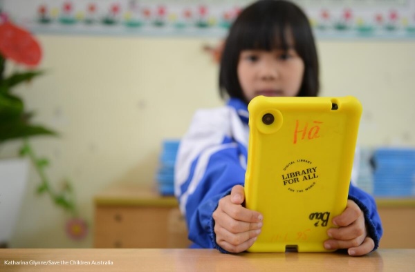 bambina con tablet giallo in mano