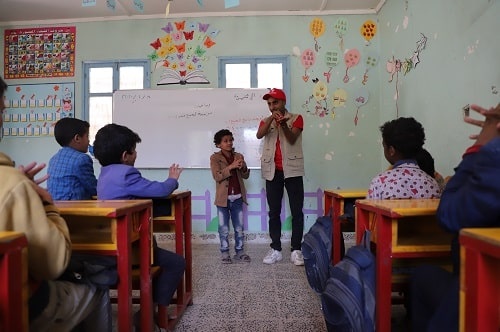 Un operatore spiega ad una classe di bambini come lavarsi correttamente le mani per prevenire il contagio di Covid-19 Un operatore spiega ad una classe di bambini come lavarsi correttamente le mani per prevenire il contagio di Covid-19