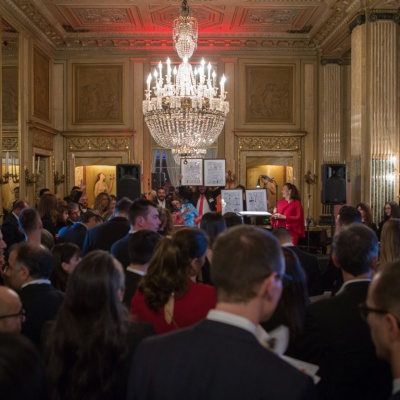 foto delle persone sedute nella sala del the red party 2019 a palazzo Crespi a Milano