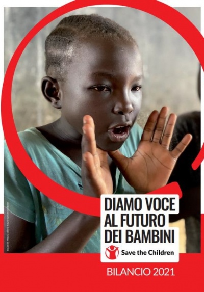 copertina del bilancio 2021 di Save the Children Italia, sullo sfondo una bambina con le mani vicino alla bocca in segno di urlare a gran voce