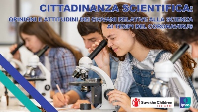 ragazze e ragazzi che guardano attraverso dei microscopi in un aula di scuola