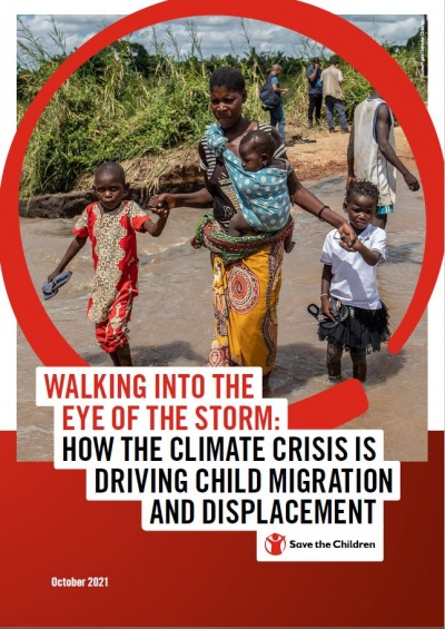 copertina report save the children dal titolo italiano "Nell'occhio del ciclone". Sullo sfondo una foto di 2 bambini che camminano tenendo la mano alla loro mamma, la quale porta in braccio un bimbo.