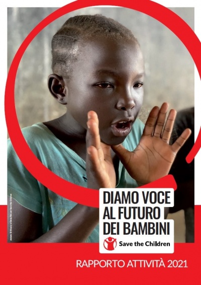 bambina con mani intorno alla bocca in segno di dar voce