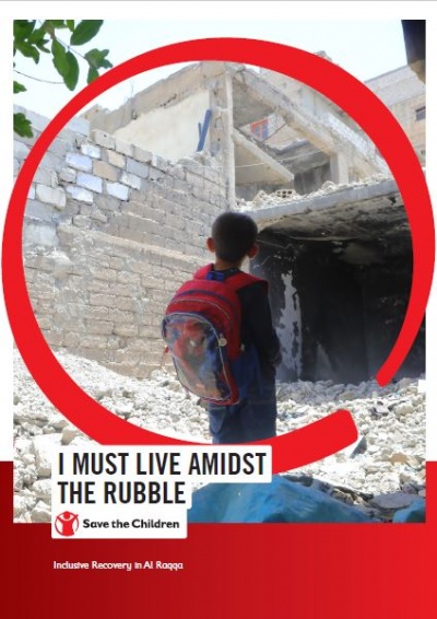 copertina del rapporto di Save the Children su Al Raqqa, sullo sfondo un bambino di schiena con uno zaino mentre guarda delle macerie