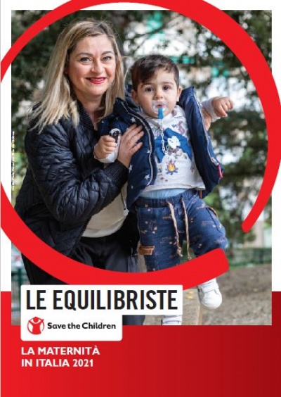 copertina del report le equilibriste con foto di una mamma che gioca con suo figlio