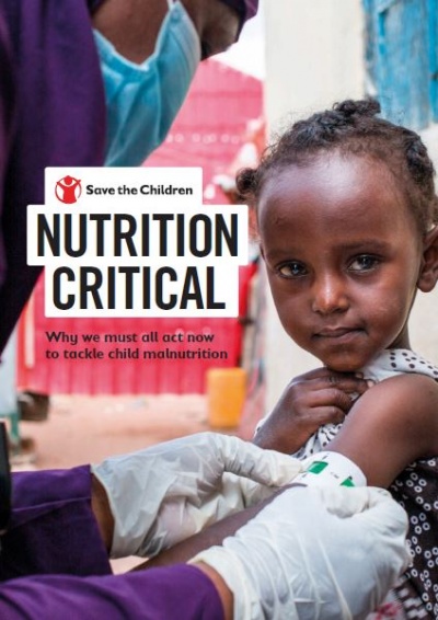 copertina del rapporto nutrition critical con una bambina nera alla quale provano il livello di malnutrizione tramite il braccialetto medico apposito