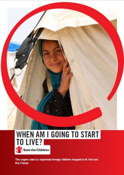copertina del report di save the children "quando inizierò a vivere", sullo sfondo una bimba che spunta fuori da una tenda beige