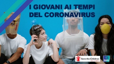 4 ragazzi con mascherina e sistemi di protezione dal coronavirus anche ironici