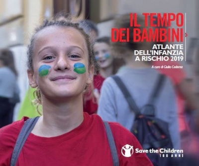 Bambina in primo piano con guance dipinte