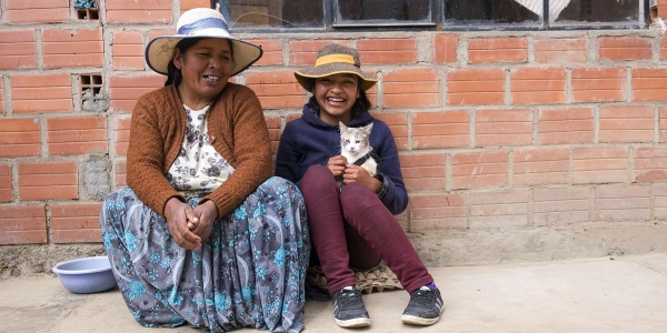 Donna e bambina boliviana parte di uno dei progetti educativi di Save the Children e Bulgari