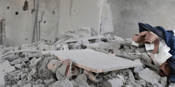 bambola su macerie a Gaza