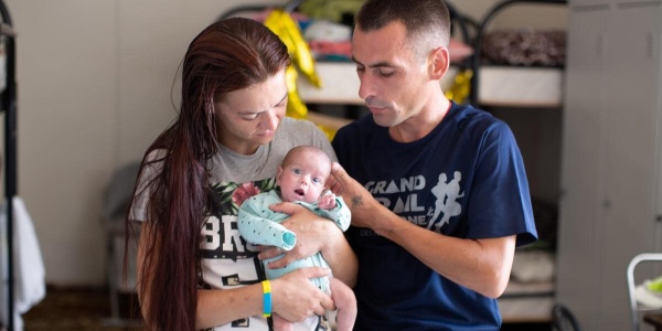 genitori ucraini con in braccio la loro figlia neonata nata durante il conflitto in ucraina