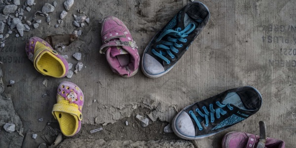 Scarpe vecchie di bambini abbandonate sul terreno