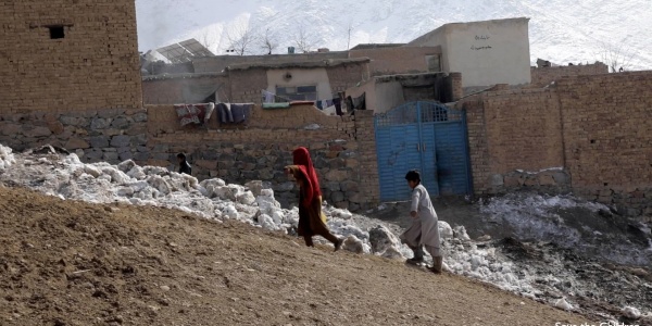 Due bambini afghani camminano in salita all interno del loro villaggio