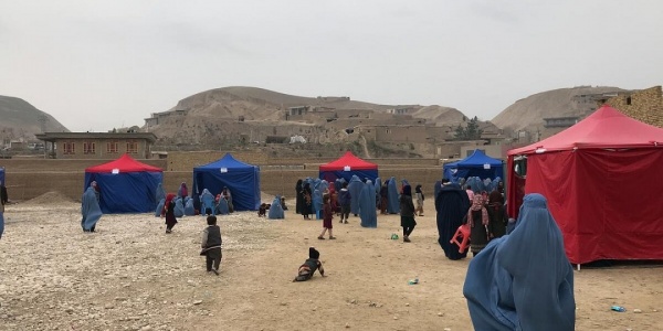 Tende rosse e blu come spazi di supporto per le persone afgane