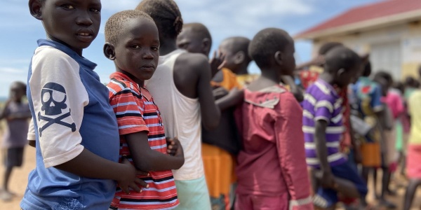Bambini ugandesi in fila uno dietro l altro all aperto