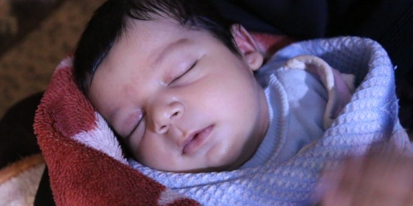 primo piano di bimbo neonato che dorme