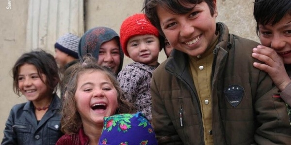 8 bambini afgani che ridono e si abbracciano