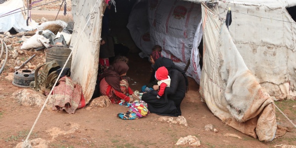 tenda in un campo profughi in Siria dove ci sono una mamma e i suoi bambini